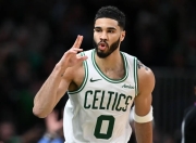 虎扑体育-塔图姆在独行侠比赛中夺冠，重要助攻引发热议！赢得满堂喝彩的简单介绍